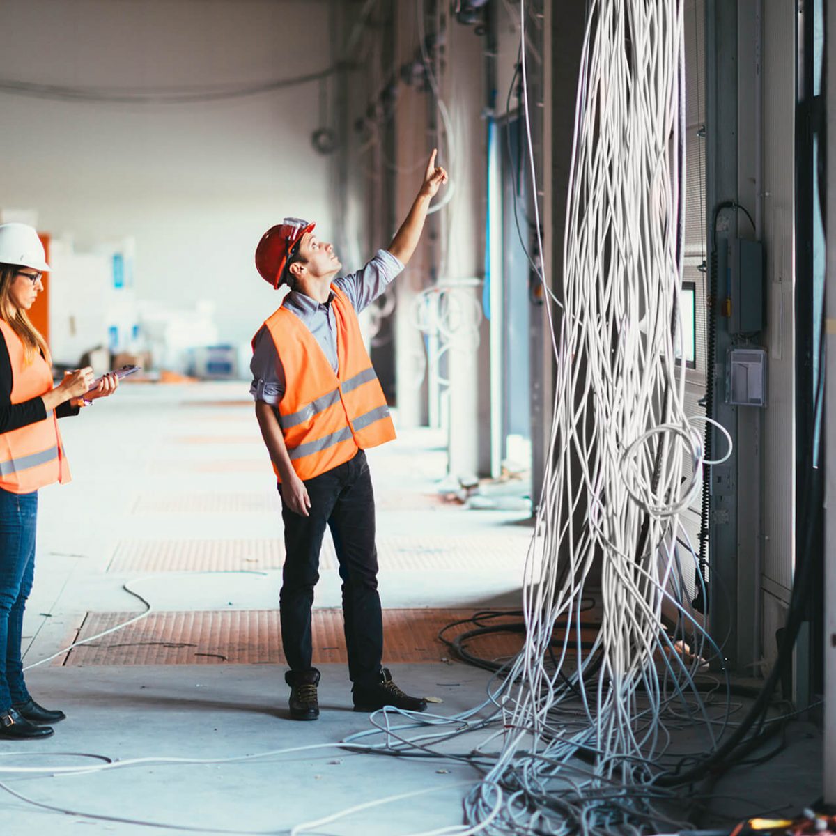 maintenance-engineers-checking-cables-PULRL59 (1)